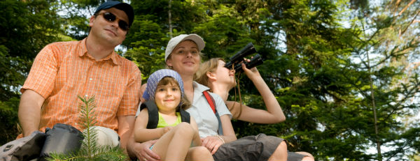 Familie im Wald