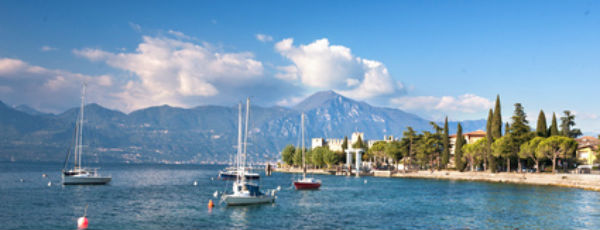 Segelboote in Malcesine am Gardasee.