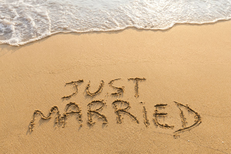 just married steht im Sand geschrieben