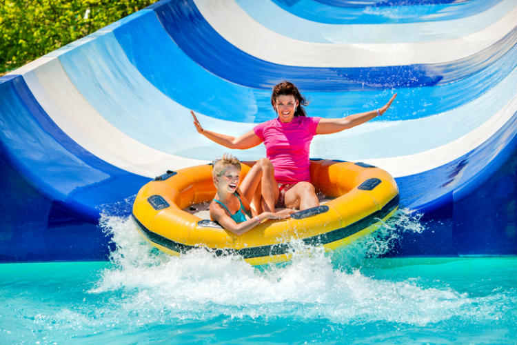 Kind mit Mutter auf Wasserrutsche - Campingplatz mit Schwimmbad