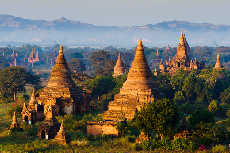 Die Tempel von Bagan bei Sonnenaufgang